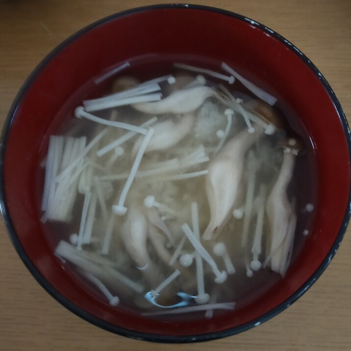 玉ねぎと2種類のきのこの味噌汁